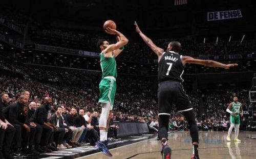  NBA常规赛激战：猛龙险胜魔术，终结三连败
